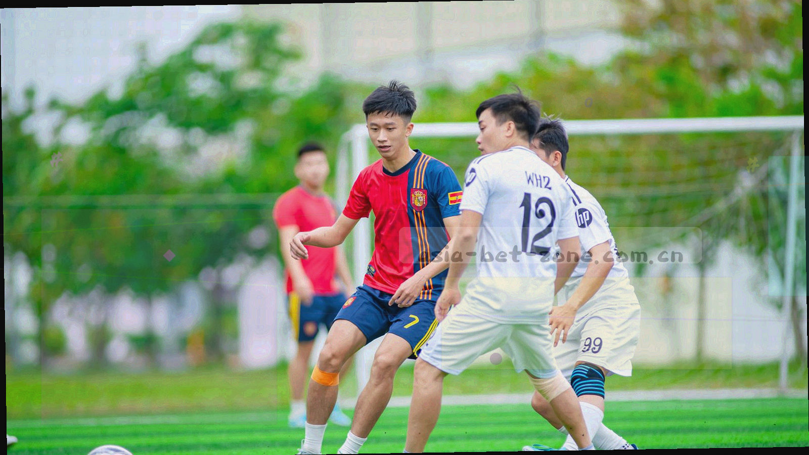 档案柜成排编号抽屉的暖光特写，抽屉标签与编号清晰可辨，画面中没有人像