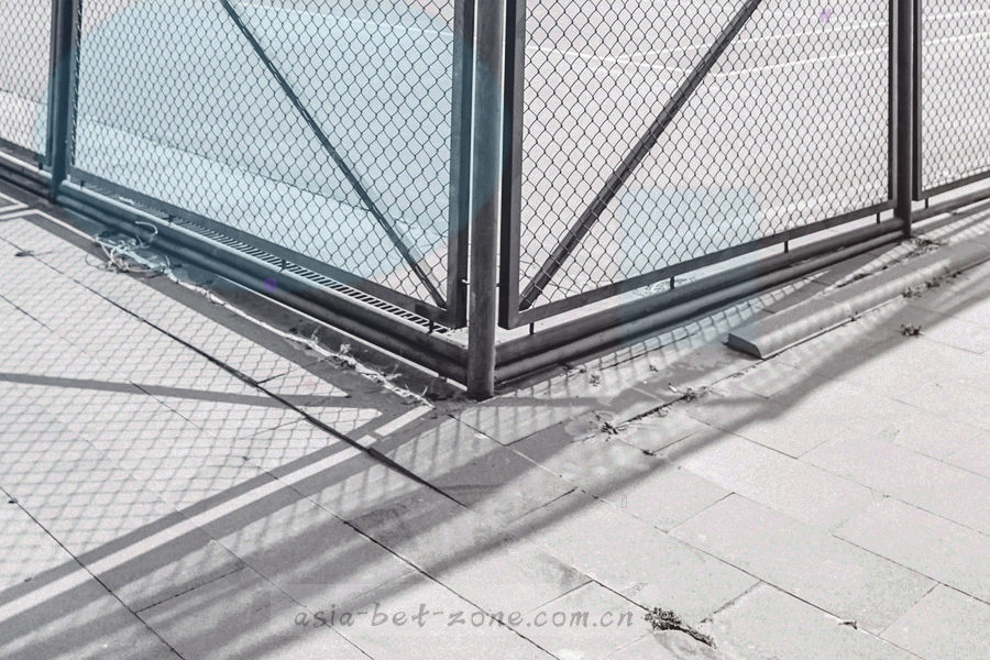 季度核对工作台局部特写，桌面摊开编号索引册与刻度标记尺，画面中无人物